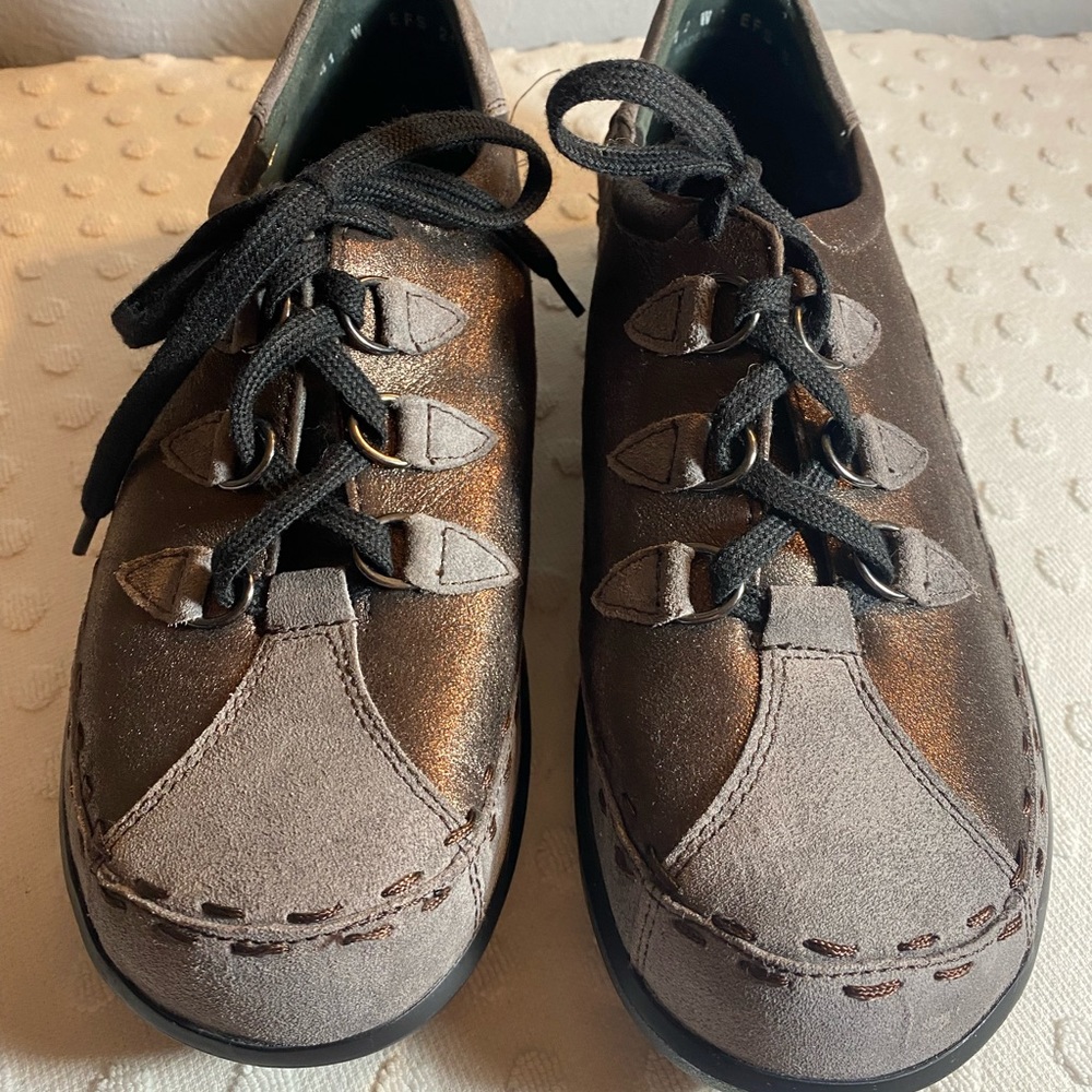 NWOT Ziera Allsports espresso metallic suede tie up comfort shoe